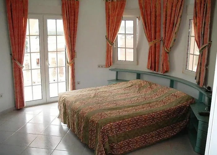 فندق بنسيون لوس كابالوس 3*